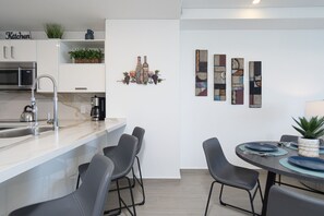 公寓, 1 张特大床和 1 张沙发床, 阳台 (Encantame Towers Velero 1703) | 用餐