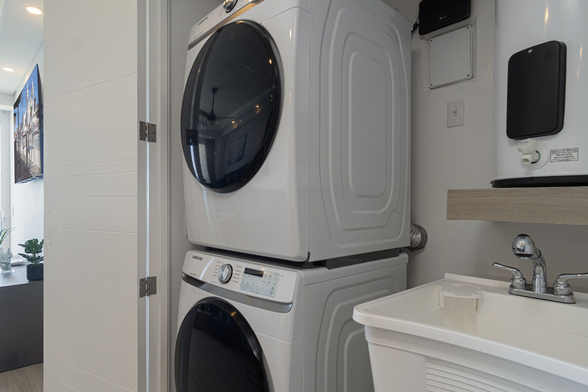 Căn hộ, 1 giường cỡ king và sofa giường, ban công (Encantame Towers Velero 1703) | Nội thất