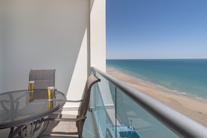 Departamento, 1 cama King size y sofá cama, balcón (Encantame Towers Velero 1703) | Vista desde la habitación