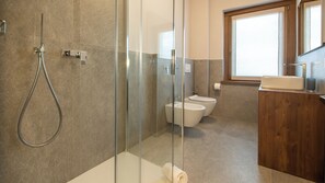 Dusche, Haartrockner, Bidet, Handtücher