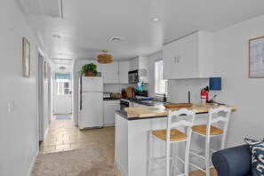 Microondas, horno, placa de cocina y lavavajillas