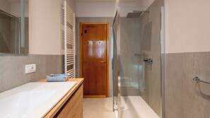 Dusche, Haartrockner, Bidet, Handtücher
