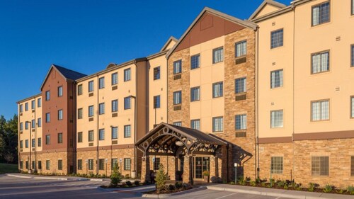 Relaxing Retreat Near Castaway Cove Water Park! Fitness Center + Free Parking