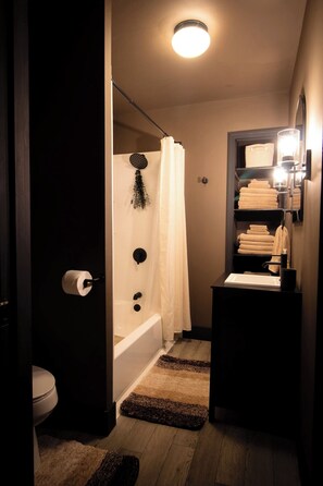 Shower, towels, soap, toilet paper - Wild Pines Ranch- Sauna~Gameroom (Sigel)
