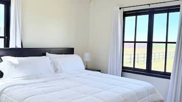 Een strijkplank/strijkijzer, wifi, beddengoed