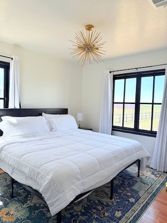 Iron/ironing board, WiFi, bed sheets. Right by Cadillac Ranch | Cool, Clean, Convenient!