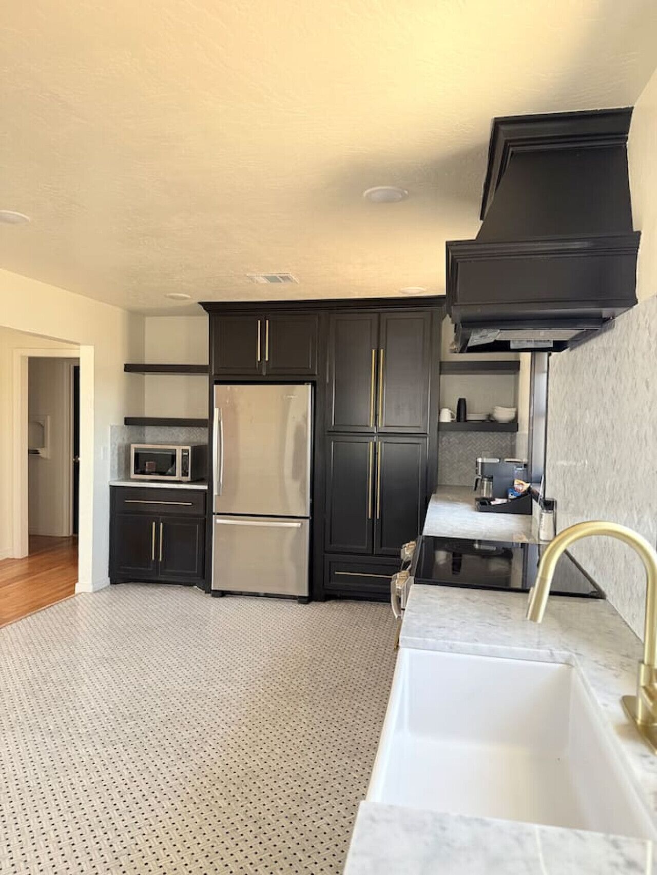 Geladeira, micro-ondas, fogão, cooktop