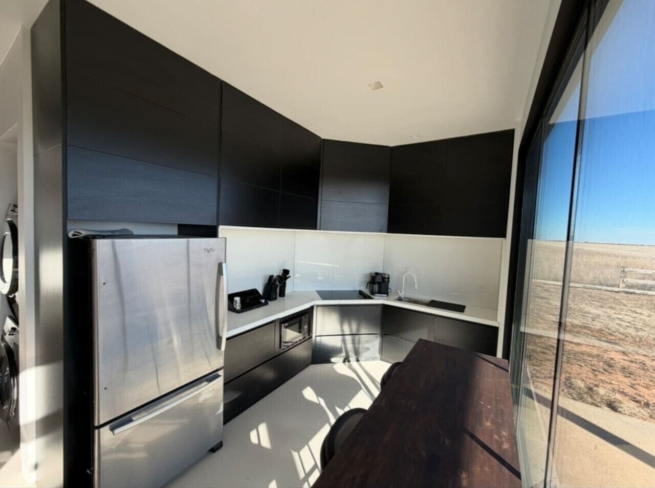 Een koelkast, een kookplaat, een vaatwasser