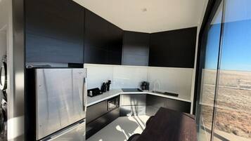 Een koelkast, een kookplaat, een vaatwasser