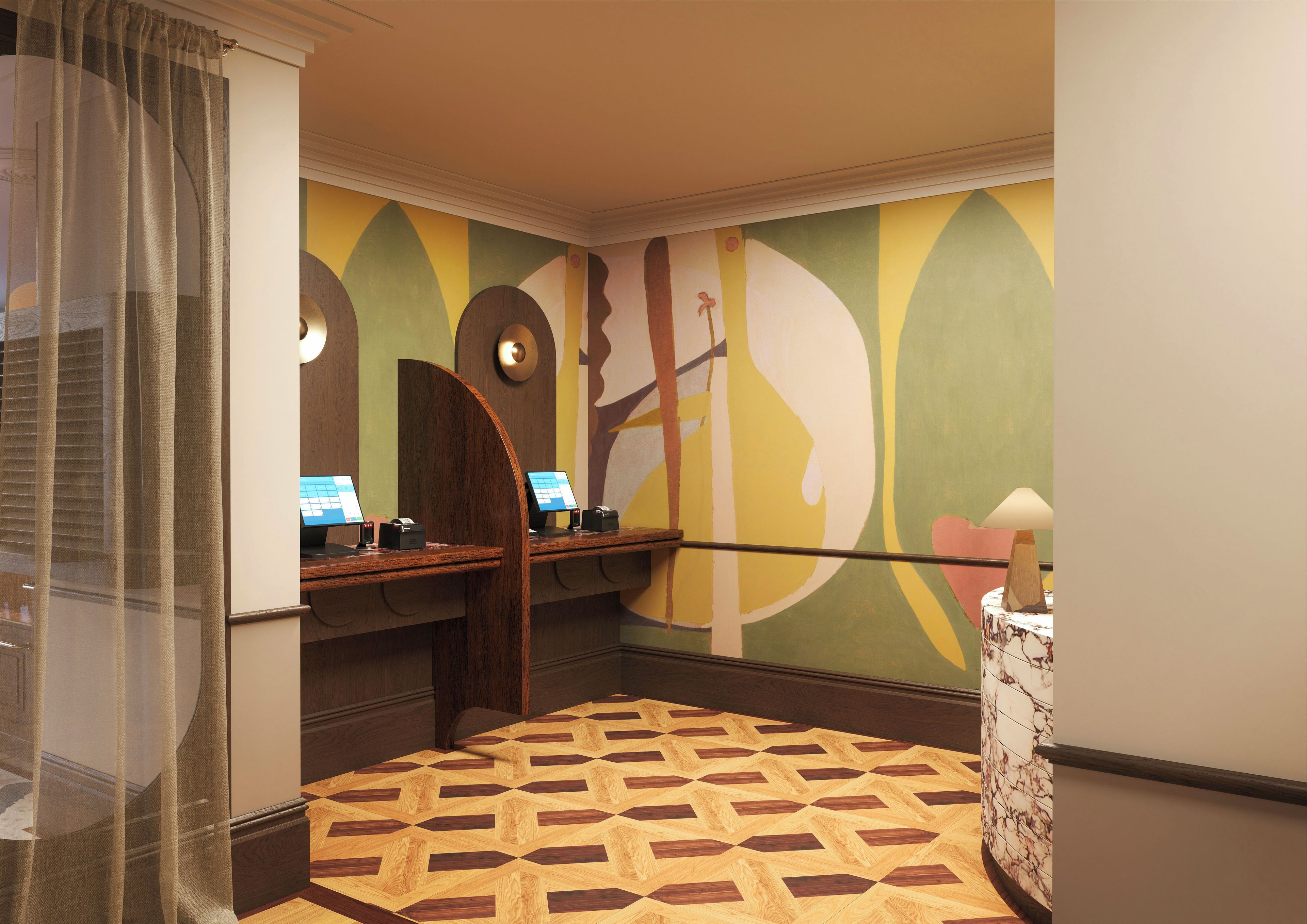 Habitación de hotel con mostrador de recepción, escritorio con computadora, piso estampado y pared con arte abstracto.