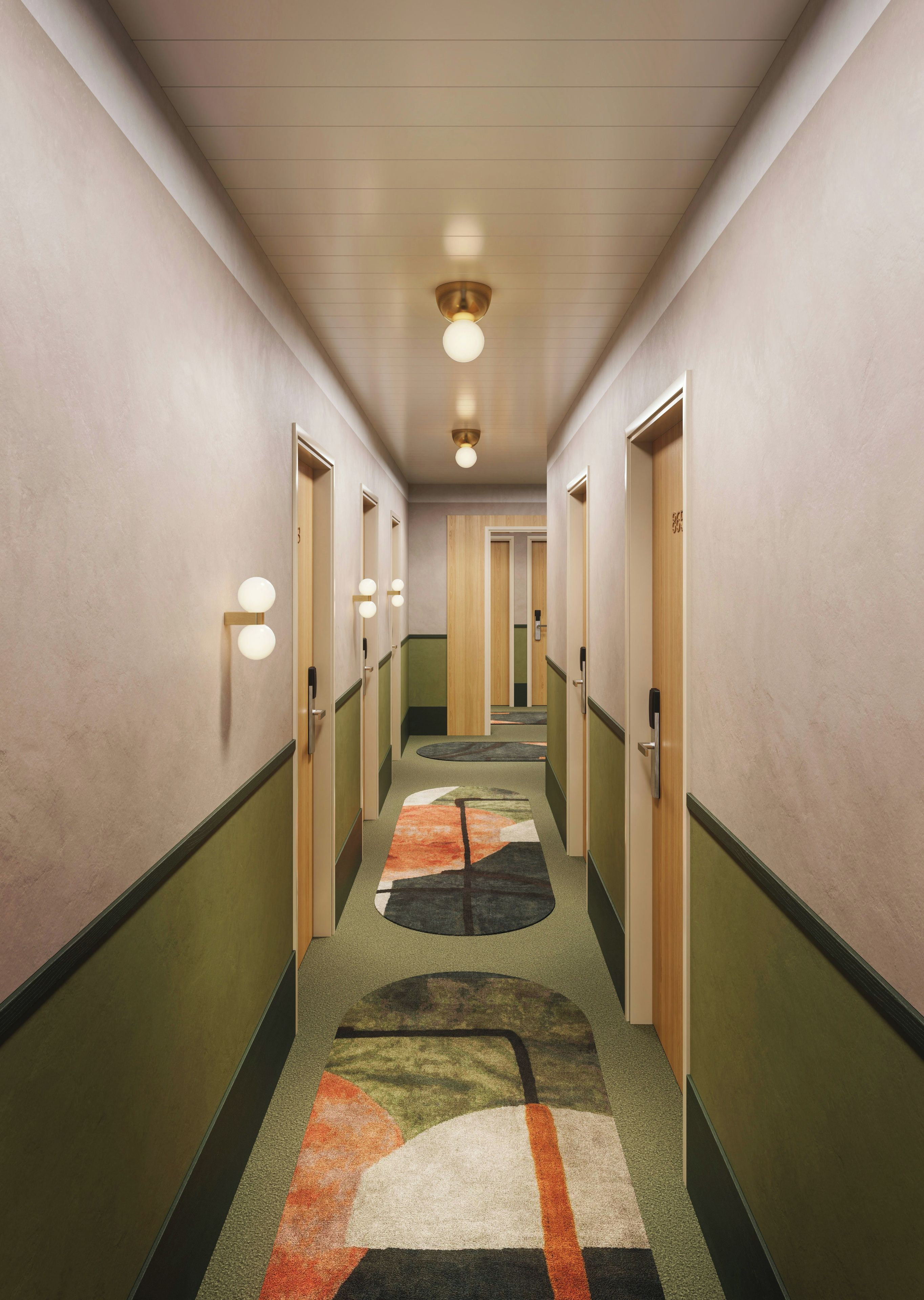 Un couloir d’hôtel avec un sol recouvert de moquette, des portes en bois et des luminaires fixés au mur.