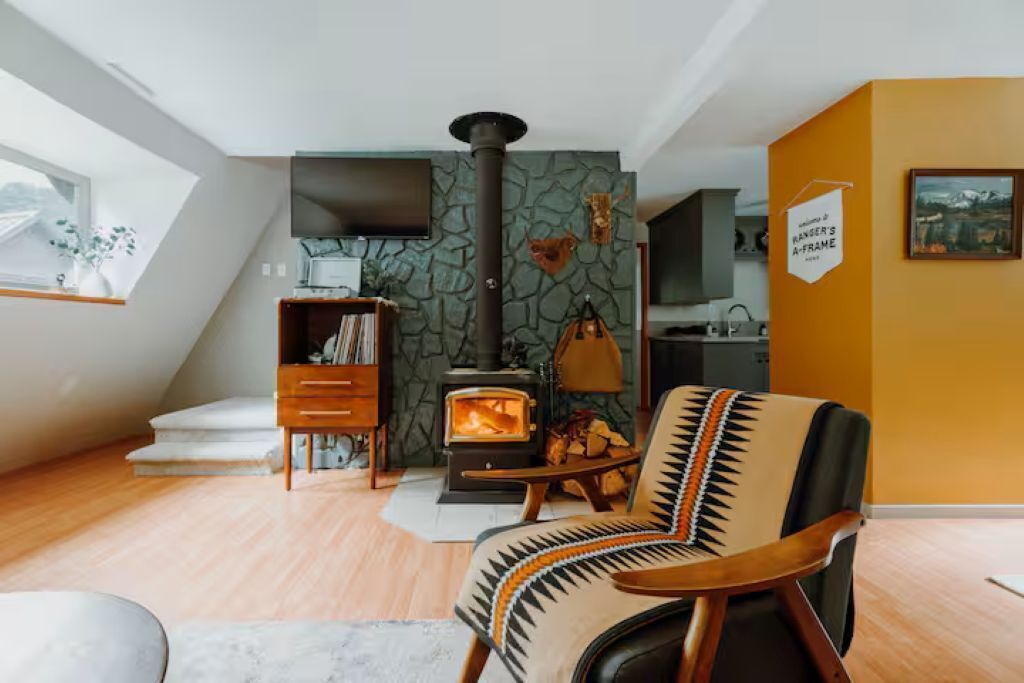 Smart TV, fireplace, books, stereo