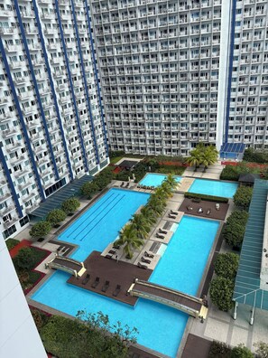Pool - Cozy 1BR Makati Retreat w/ King bed (Makati City)