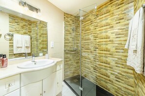 Shower, hair dryer, bidet, towels