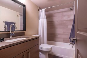 Shower, hair dryer, shampoo - Chic King 1BR, Downtown Access, Pool, Parking, Gym (Austin)