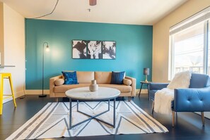 TV, offices - Chic King 1BR, Downtown Access, Pool, Parking, Gym (Austin)