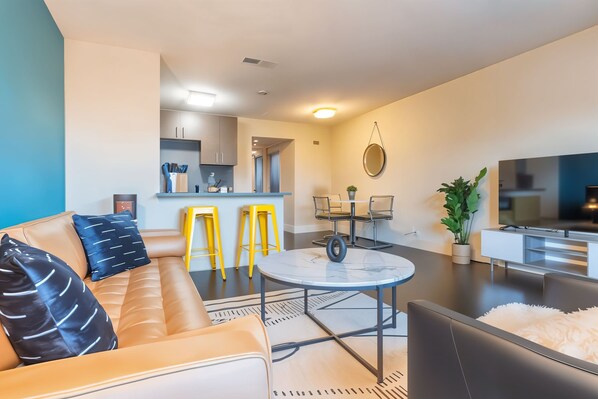 TV, offices - Chic King 1BR, Downtown Access, Pool, Parking, Gym (Austin)