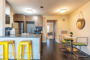 Dining - Chic King 1BR, Downtown Access, Pool, Parking, Gym (Austin)