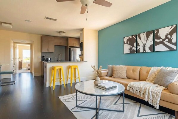 TV, offices - Chic King 1BR, Downtown Access, Pool, Parking, Gym (Austin)