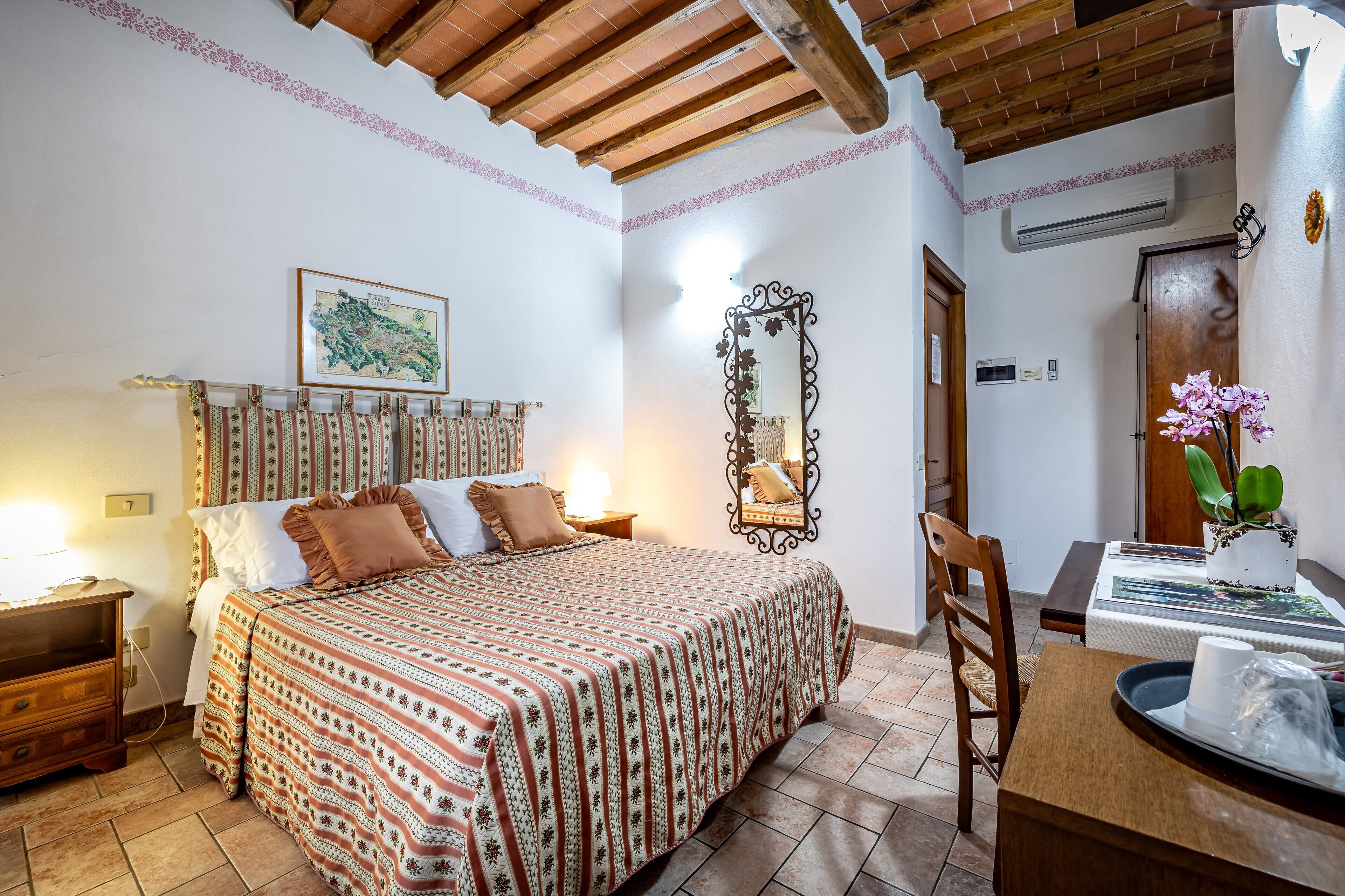 Eenvoudige vierpersoonskamer | Een bureau, gratis wifi