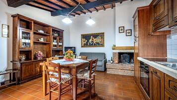 Basic Apartment | Dining