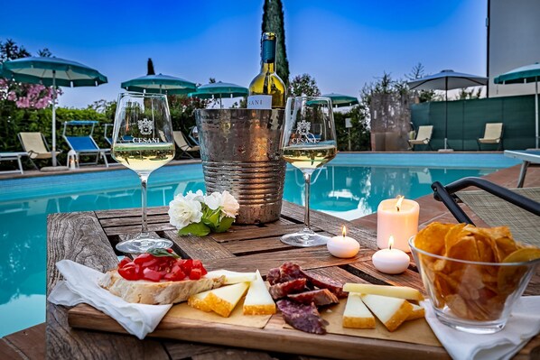 시즌별로 운영되는 야외 수영장