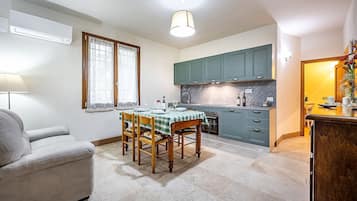 Appartement, 2 chambres, patio, vue colline | Intérieur