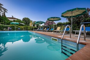 Een seizoensgebonden buitenzwembad