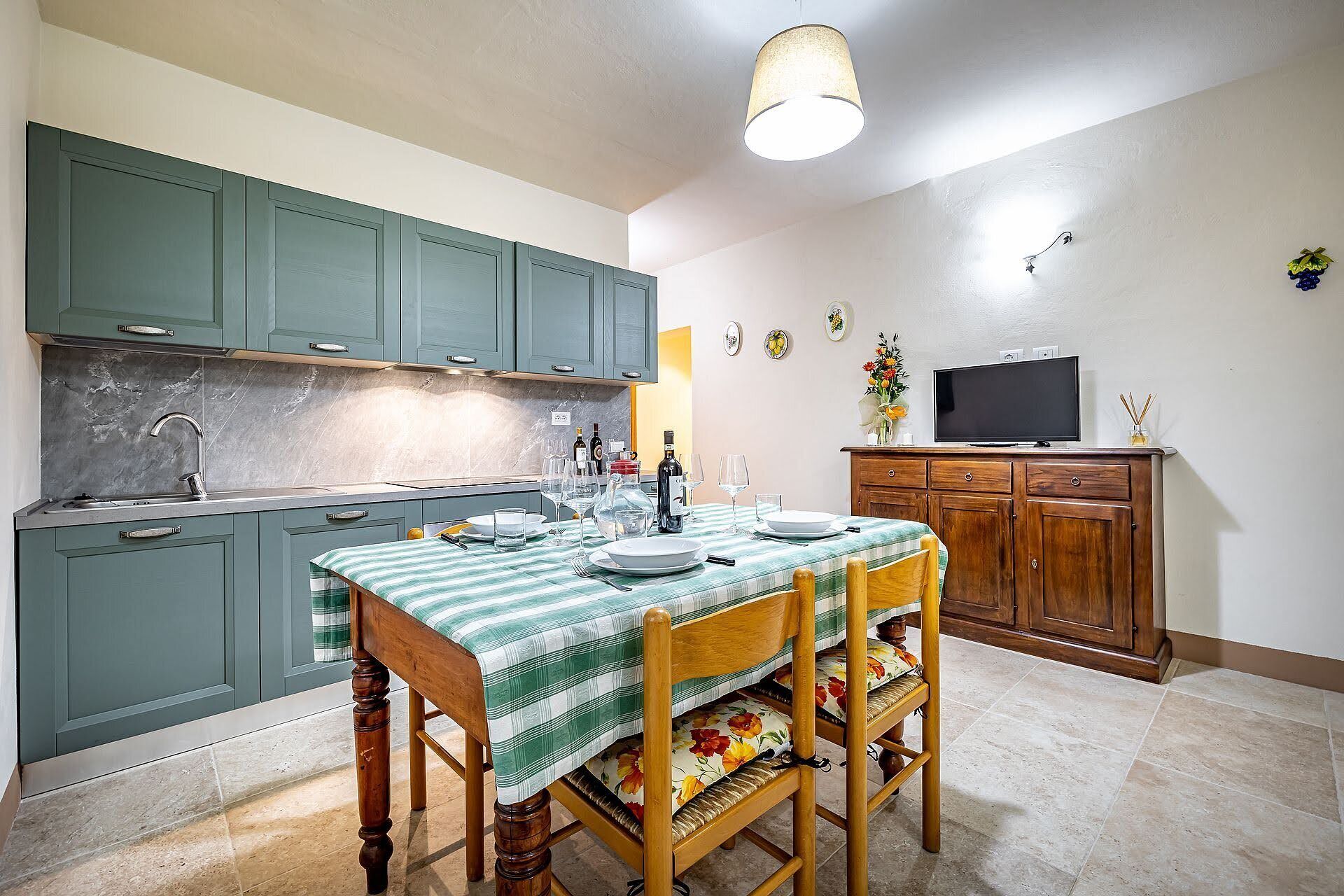 Huoneisto, 2 makuuhuonetta, patio, näköala mäelle | Yksityinen keittiö