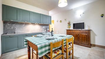 Huoneisto, 2 makuuhuonetta, patio, näköala mäelle | Yksityinen keittiö