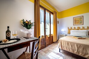 Eenvoudige eenpersoonskamer | Een bureau, gratis wifi