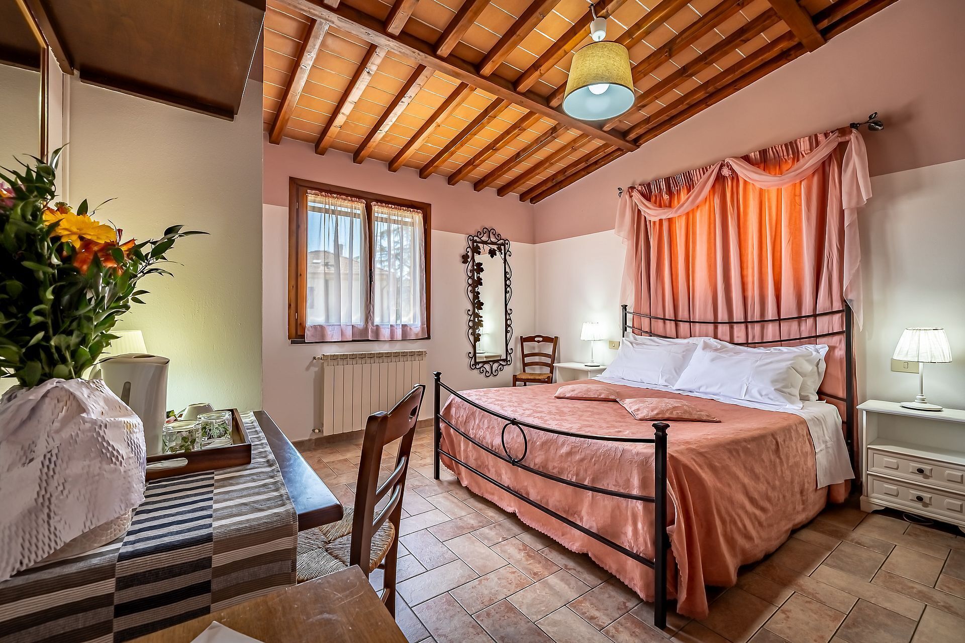 Comfort tweepersoonskamer | Een bureau, gratis wifi