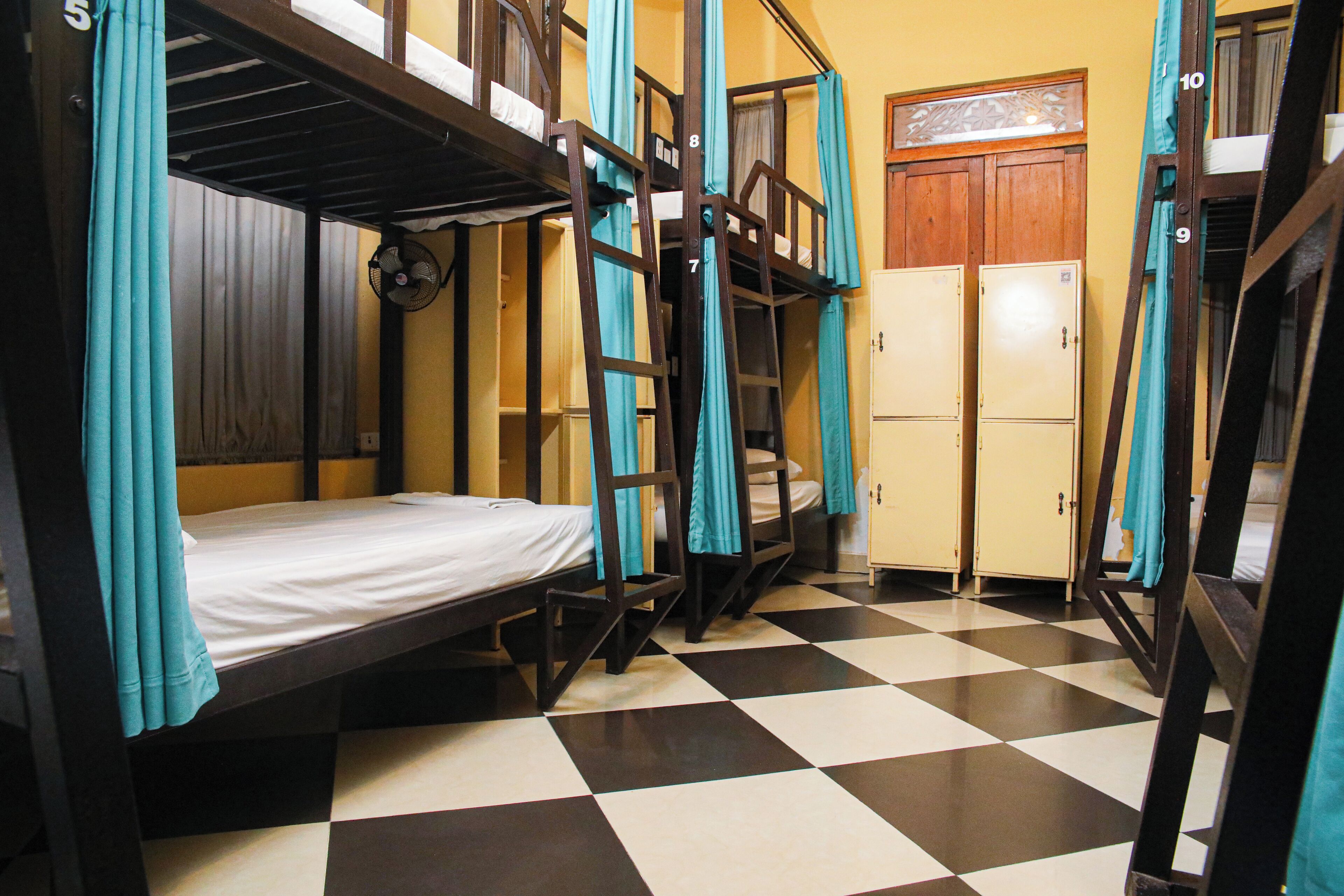 Dortoir Partagé | Coffres-forts dans les chambres, Wi-Fi gratuit, draps fournis