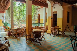 Outdoor dining - La Brisa Loca  (Santa Marta)