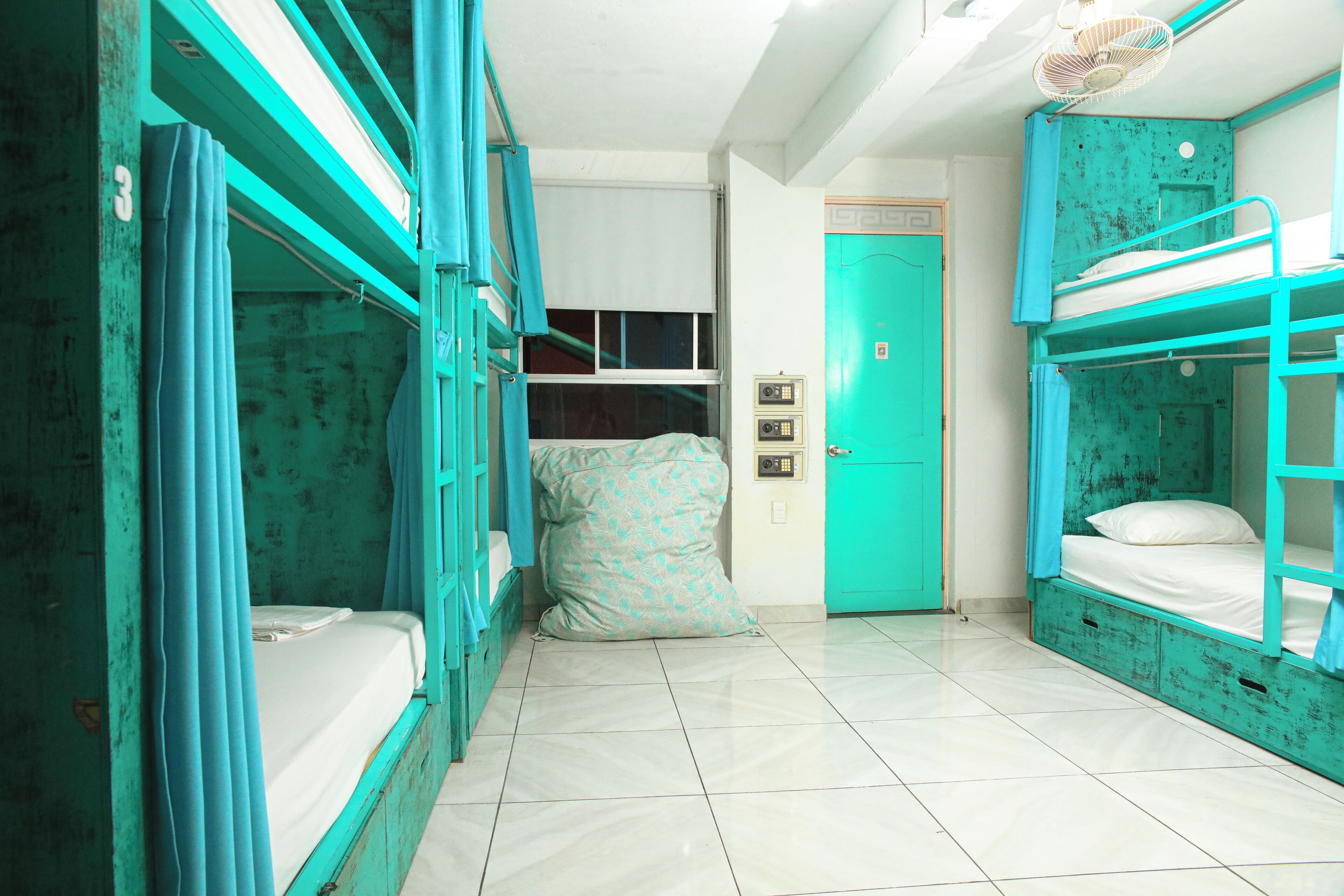 Dortoir Partagé | Coffres-forts dans les chambres, Wi-Fi gratuit, draps fournis