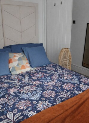 2 bedrooms, desk, iron/ironing board, WiFi - Spacious 2BR Ground-Floor Flat w/ Free Parking | Palmers Green, London (Greater London)
