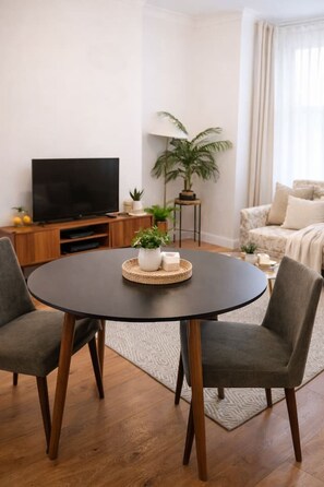 Interior - Spacious 2BR Ground-Floor Flat w/ Free Parking | Palmers Green, London (Greater London)