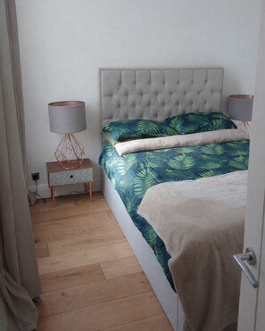 2 bedrooms, desk, iron/ironing board, WiFi - Spacious 2BR Ground-Floor Flat w/ Free Parking | Palmers Green, London (Greater London)