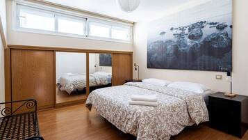 1 dormitorio, tabla de planchar con plancha, wifi y ropa de cama
