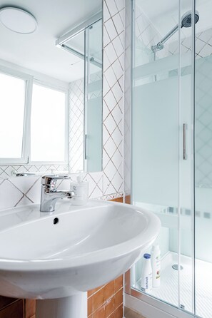 Shower, hair dryer, bidet, towels - Natural Light (Madrid)