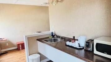 Chambre Familiale, vue cour intérieure | Cuisine privée | Mini réfrigérateur, micro-ondes