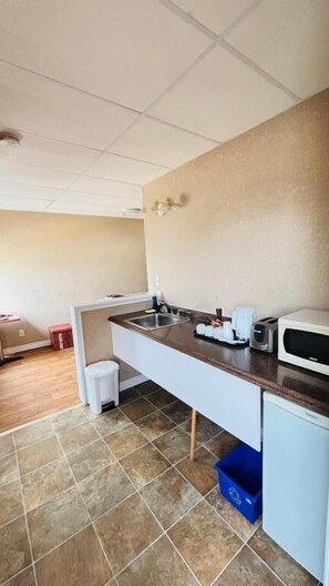 Quarto família, vista para o pátio | Cozinha privada | Frigobar, micro-ondas