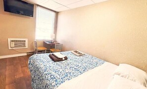 Quarto família, vista para o pátio | Escrivaninha, Wi-Fi de cortesia