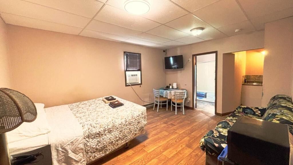 Quarto casal conforto, vista para o pátio | Escrivaninha, Wi-Fi de cortesia