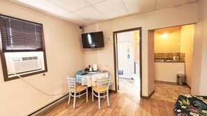 Comfort tweepersoonskamer, uitzicht op de binnenplaats | Interieur