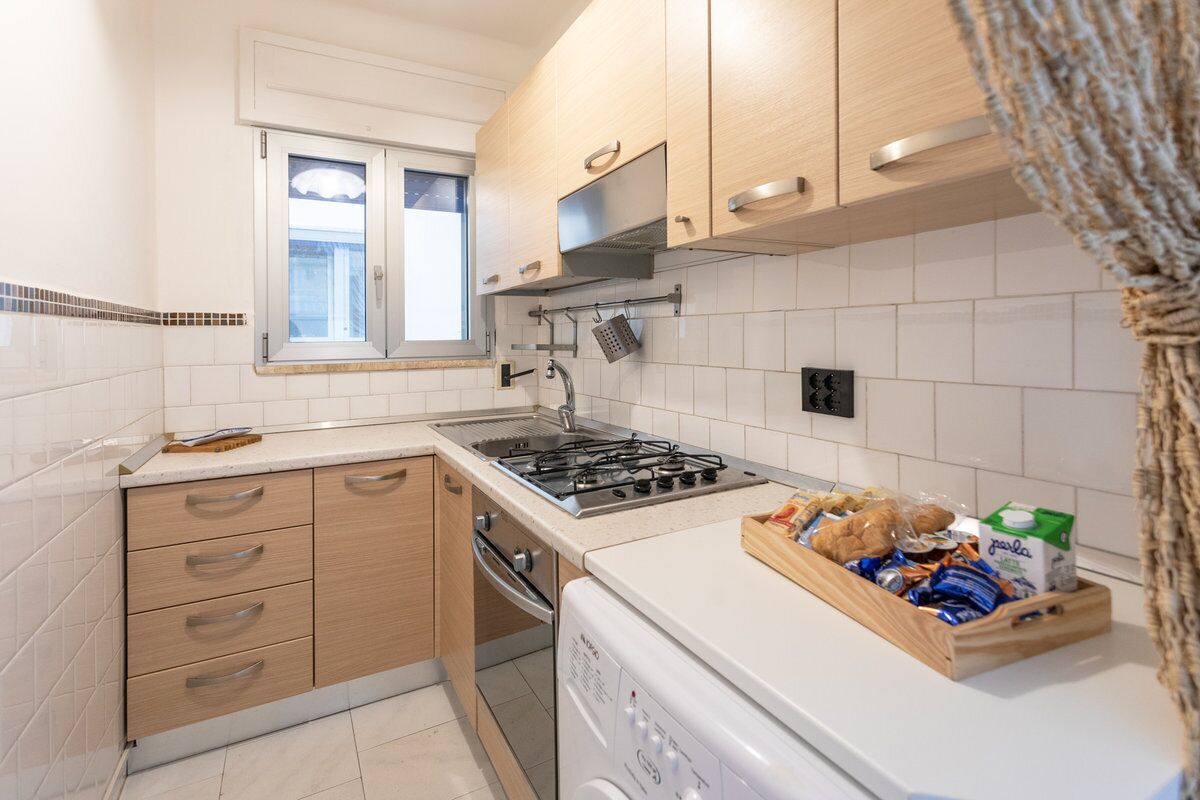 Kühlschrank, Ofen, Herdplatte, Kochgeschirr/Geschirr/Besteck