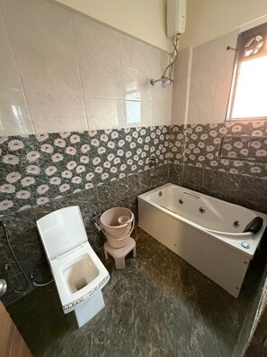 Dusche, Whirlpool, Bidet, Handtücher