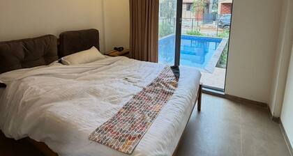 Charming 2-bedroom villa with AC and jacuzzi in beautiful Khopoli