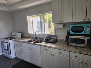 Private kitchen - Wonderful studio in Kailua-Kona perfect for your island retreat! (Kailua-Kona)
