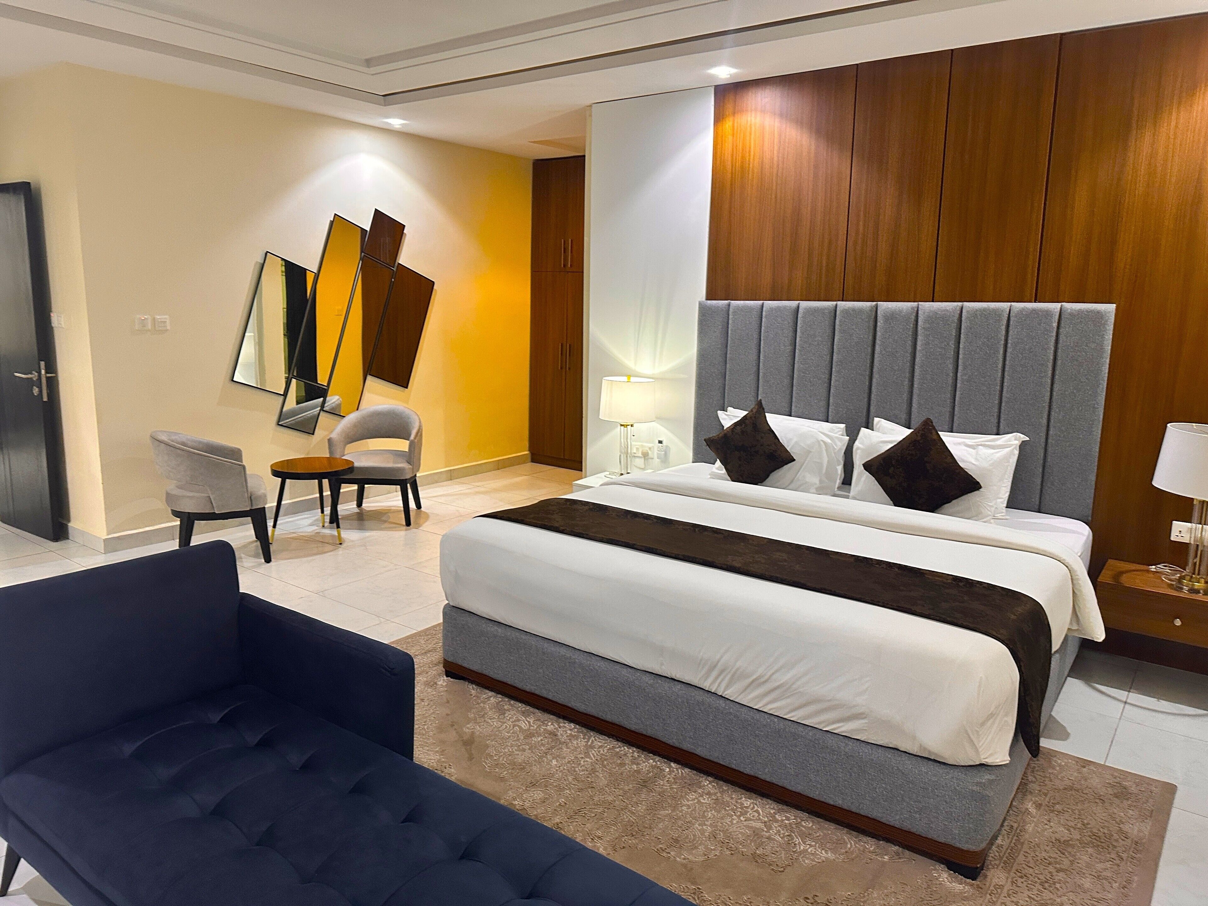 Caja de seguridad en la habitación y escritorio 